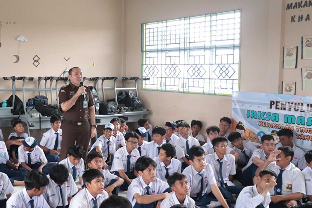 Jaksa Masuk Sekolah di SMP IT Al Madinah, Kejati Kepri Sosialisasikan Bahaya Narkoba dan Bullying