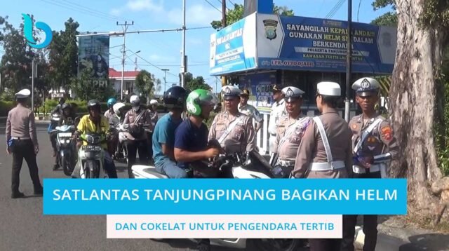 Aksi Simpatik, Satlantas Tanjungpinang Bagikan Helm dan Cokelat untuk Pengendara Tertib