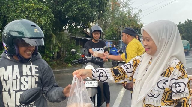 Jurnalis Sport Tanjungpinang Bagikan Ratusan Paket Takjil Gratis