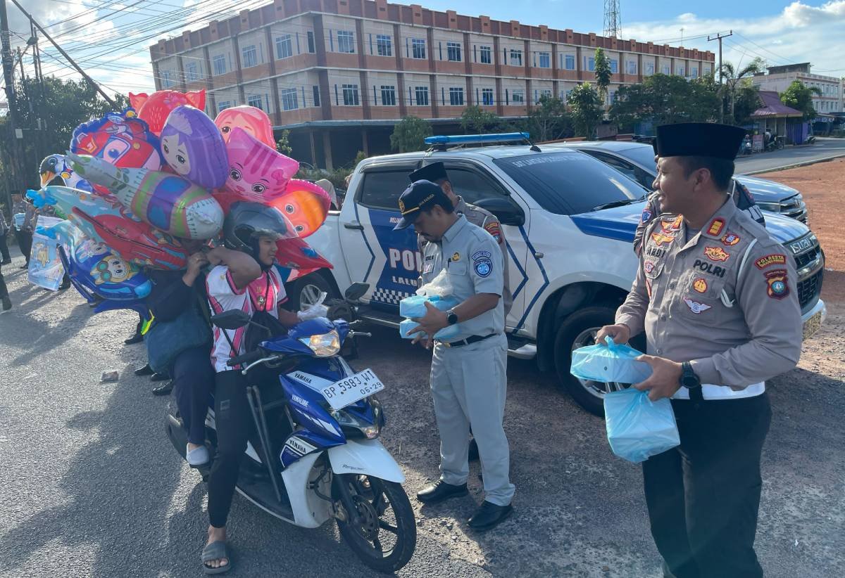 Polantas Tanjungpinang Turun Kejalan Bagi Takjil dan Sosialisasi Keselamatan Berlalu Lintas.