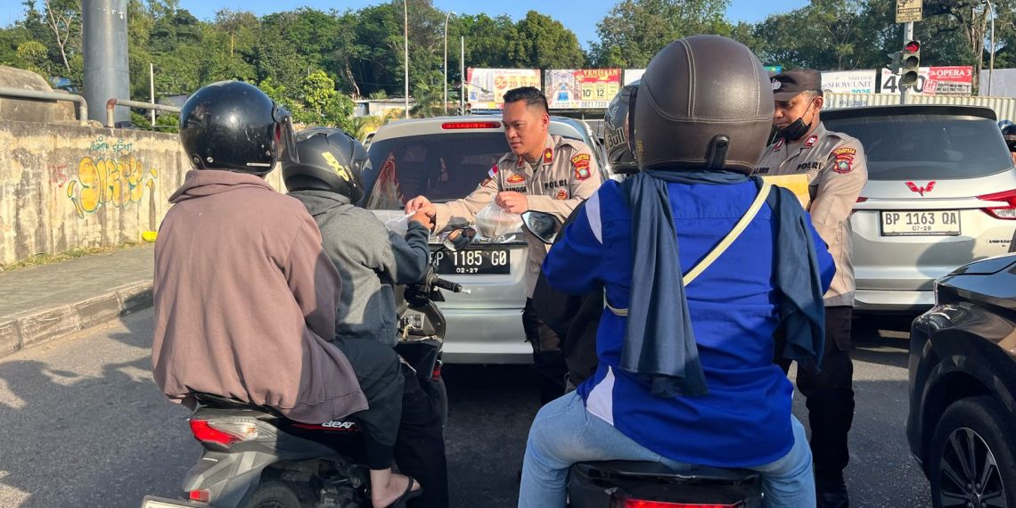 Polsek Lubuk Baja Bagikan Takjil untuk Pengguna Jalan di Bulan Ramadan