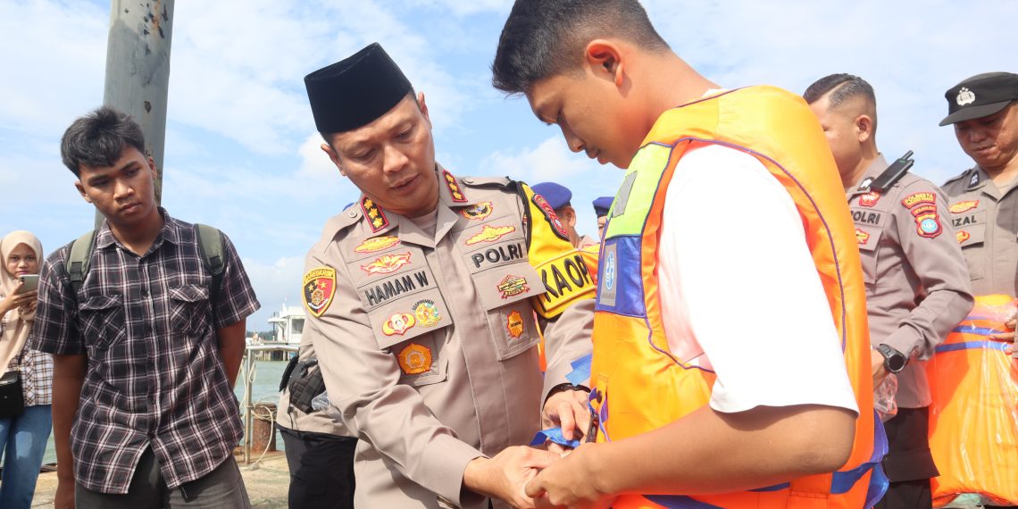 Polresta Tanjungpinang Bagikan Paket Keselamatan Laut dan Takjil