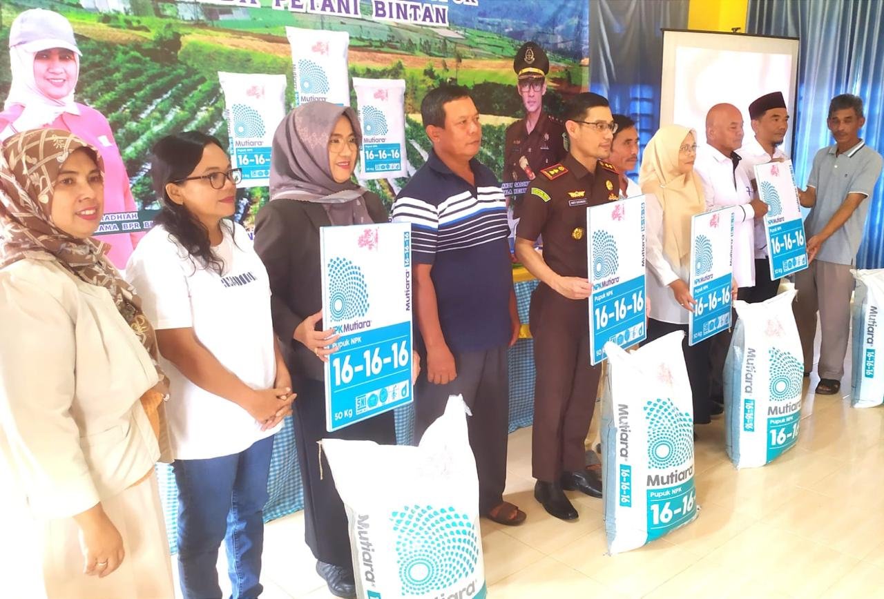 Dukung Ketahanan Pangan, BPR Bintan Salurkan CSR Pupuk untuk Petani