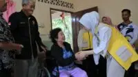Turun Langsung ke Rumah Warga, Ketua LKKS Bintan Bikin Haru Lansia Ini