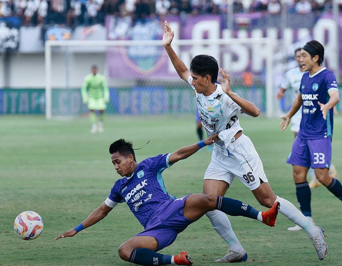 Persita Paksa Persib Imbang 2-2 di Stadion Indomilk Arena
