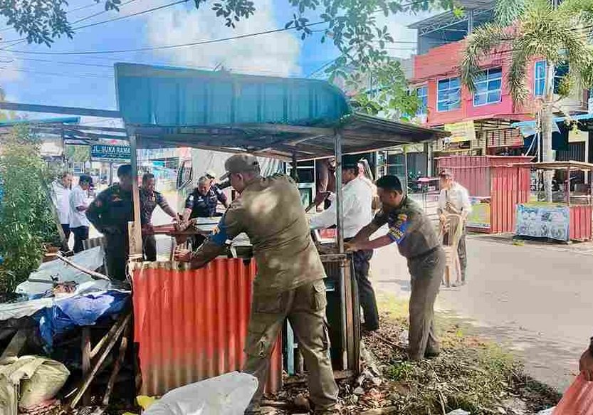 Satpol PP Tanjungpinang Tertibkan Kios dan Lapak PKL Terbengkalai di Persimpangan Jalan