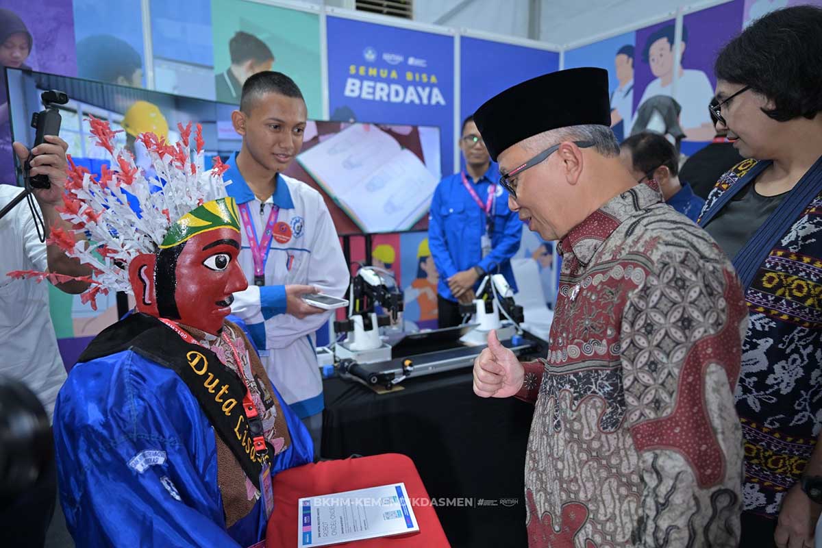 Tak Kalah Canggih, Siswa SMK Pamerkan Robot Ondel-Ondel dan AI Safety