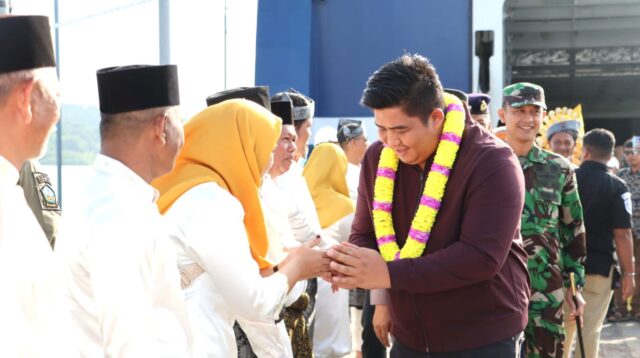 Kunker ke Tambelan, Bupati Bintan Bawa Layanan Lengkap dan Hiburan Rakyat dalam Satu Paket