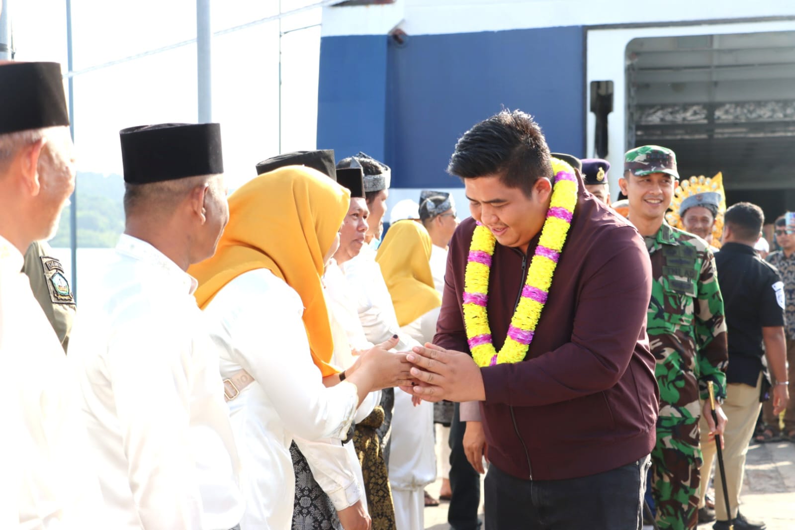 Kunker ke Tambelan, Bupati Bintan Bawa Layanan Lengkap dan Hiburan Rakyat dalam Satu Paket