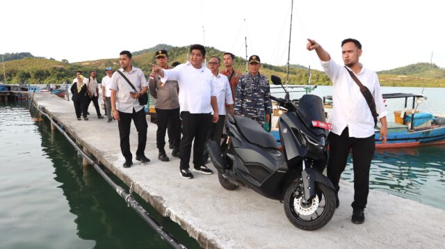 Bupati Bintan Tinjau Jalan Lingkar Laut dan Pembangunan Jamban di Tambelan