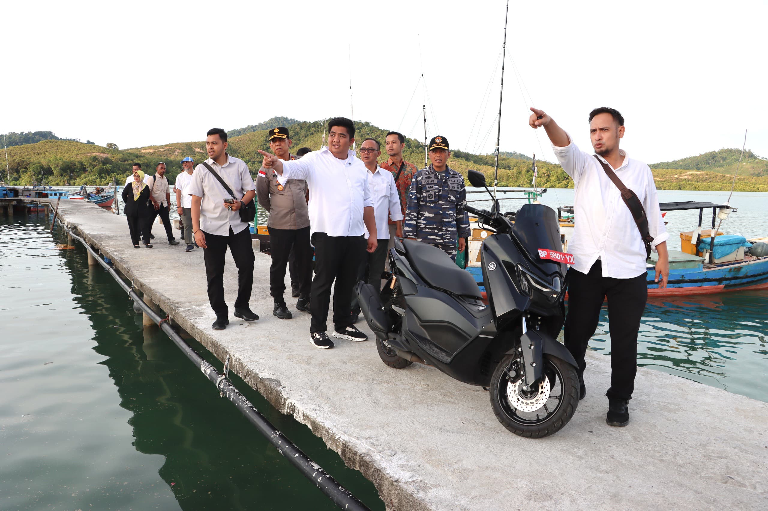 Bupati Bintan Tinjau Jalan Lingkar Laut dan Pembangunan Jamban di Tambelan