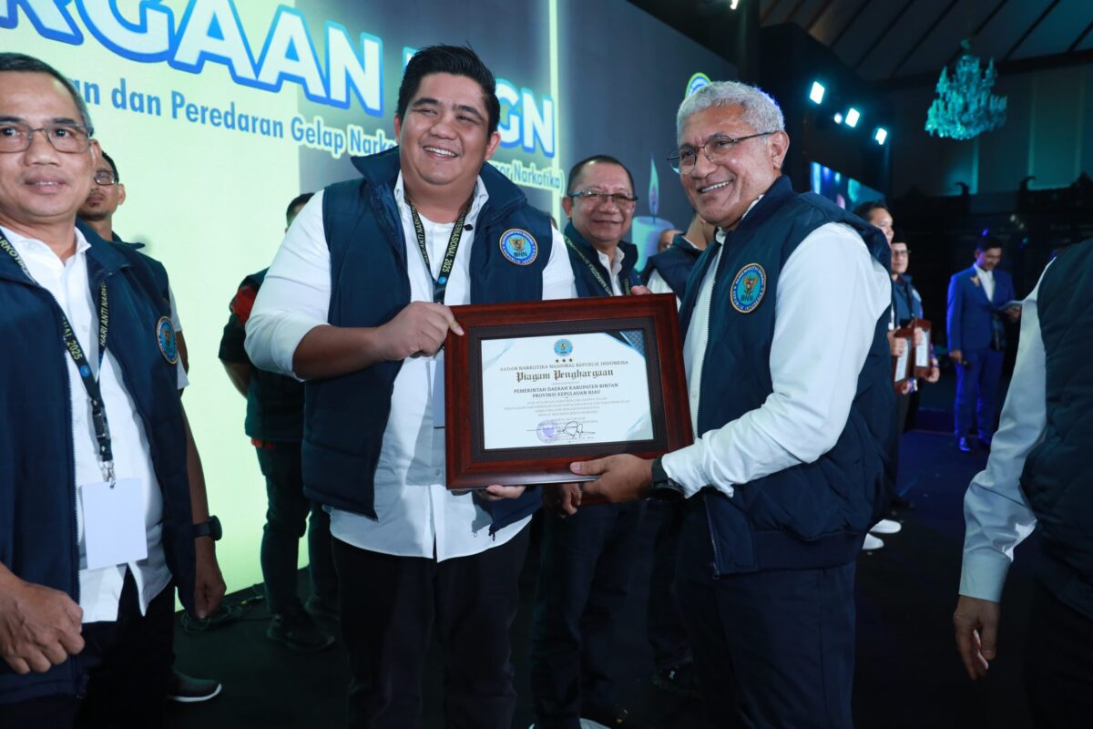 Bupati Bintan Roby Kurniawan Raih Penghargaan Nasional dari BNN