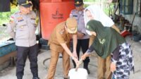 Krisis Air Bersih, Polres Natuna Salurkan 16.000 Liter Air Bersih untuk Warga Desa Tapau.