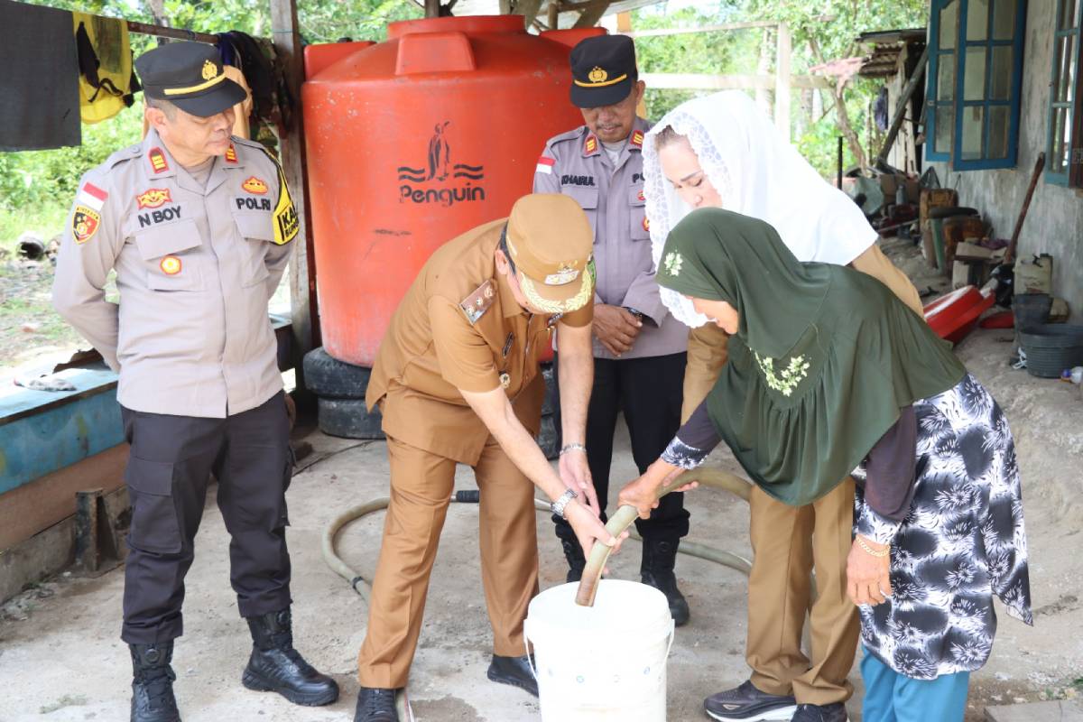 Krisis Air Bersih, Polres Natuna Salurkan 16.000 Liter Air Bersih untuk Warga Desa Tapau.
