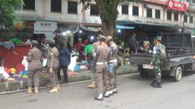 Satpol PP Tanjungpinang Tertibkan 36 PKL di Trotoar Bintan Center, Ajak Pindah ke Tempat yang Lebih Layak