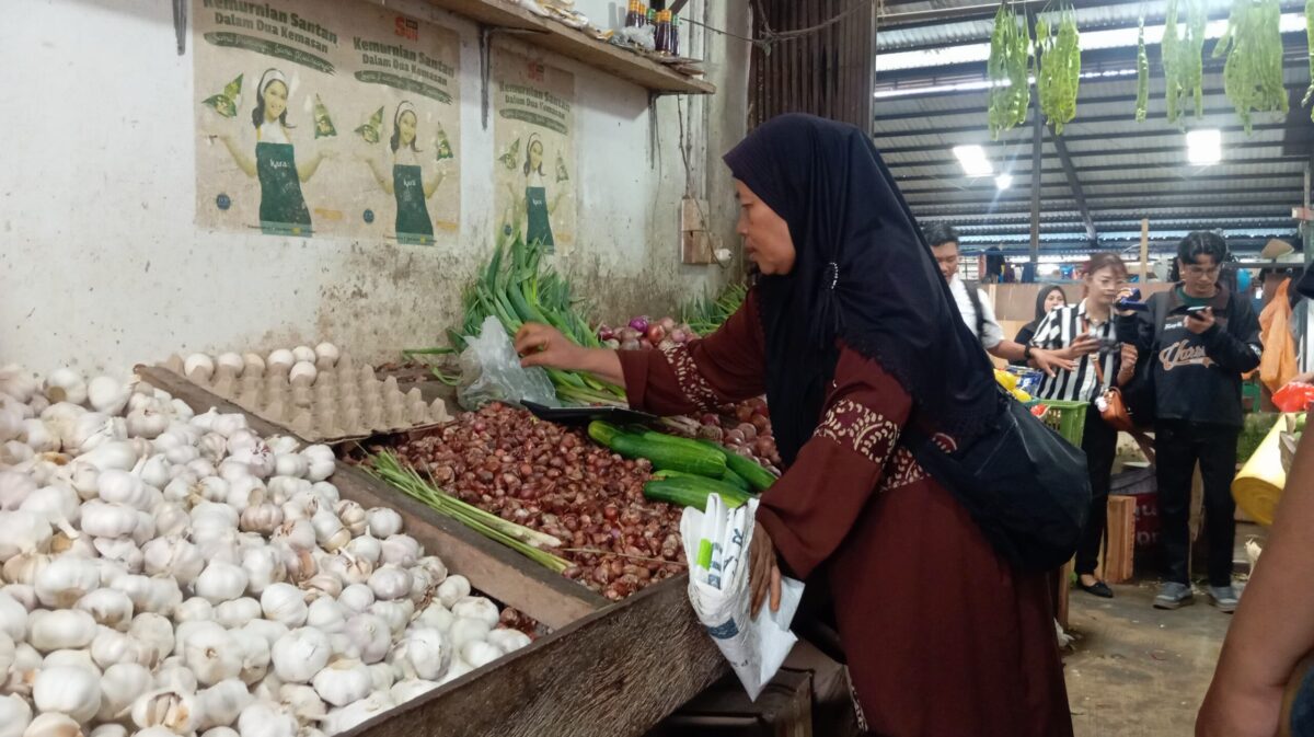 Harga Bawang Naik Lagi, Ibu-ibu Keluhkan Belanja Harian Makin Berat