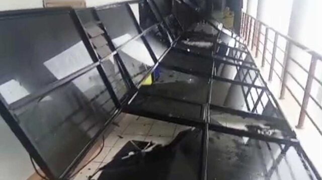 Angin Kencang di Tanjungpinang Pecahkan Kaca Kantor Bappelitbang Kepri dan Rusak Fasilitas Umum