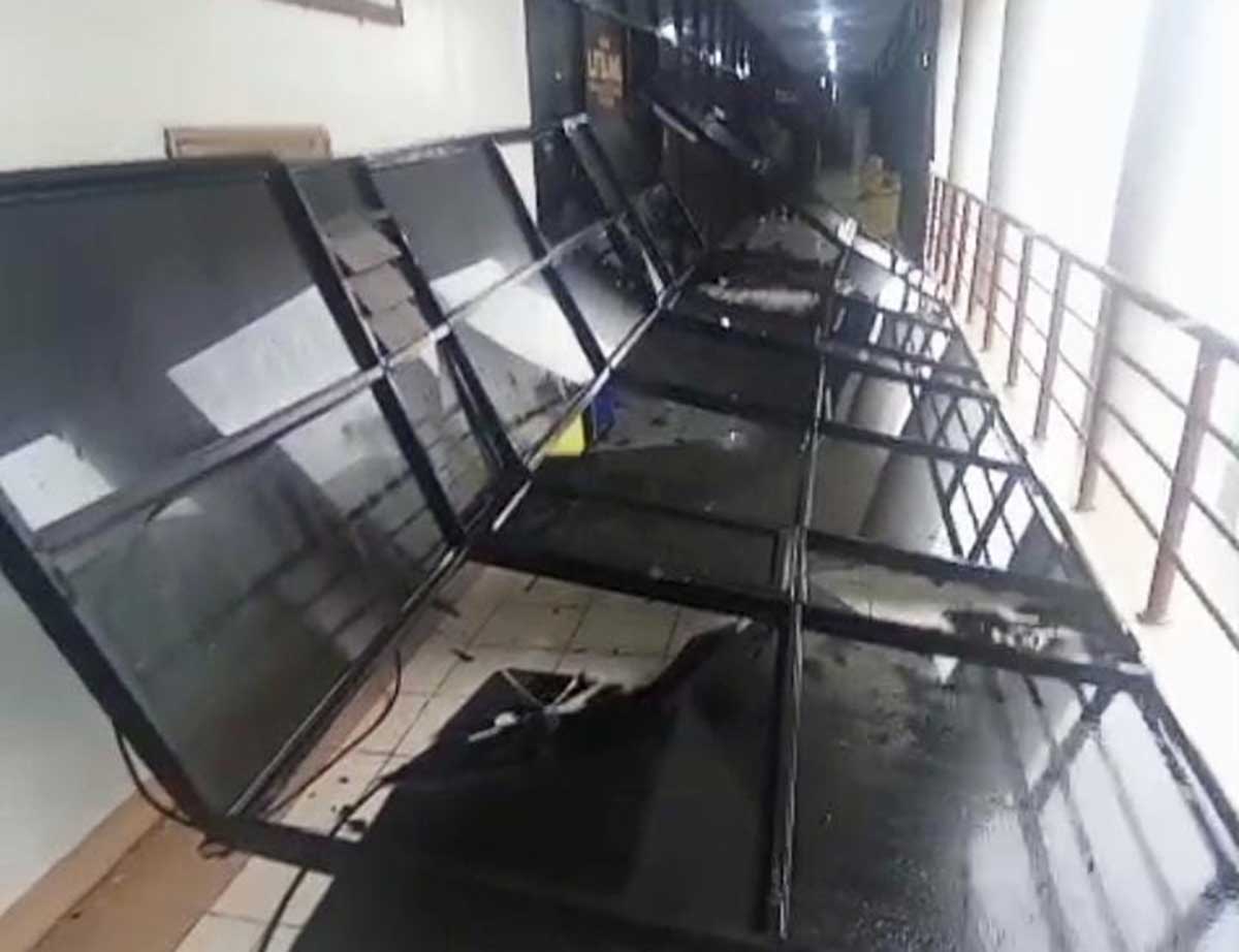 Angin Kencang di Tanjungpinang Pecahkan Kaca Kantor Bappelitbang Kepri dan Rusak Fasilitas Umum