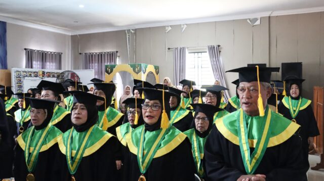Semangat di Usia Senja, Puluhan Lansia Bintan Lulus Pendidikan Non Formal
