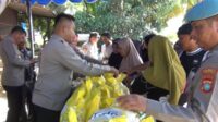 Warga Dompak Serbu Gerakan Pangan Murah yang Digelar Polsek Kawasan Pelabuhan Tanjungpinang.