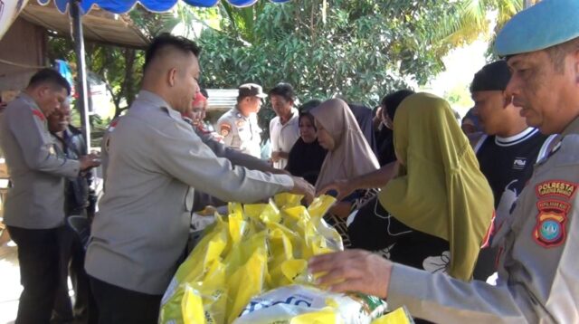 Warga Dompak Serbu Gerakan Pangan Murah yang Digelar Polsek Kawasan Pelabuhan Tanjungpinang.