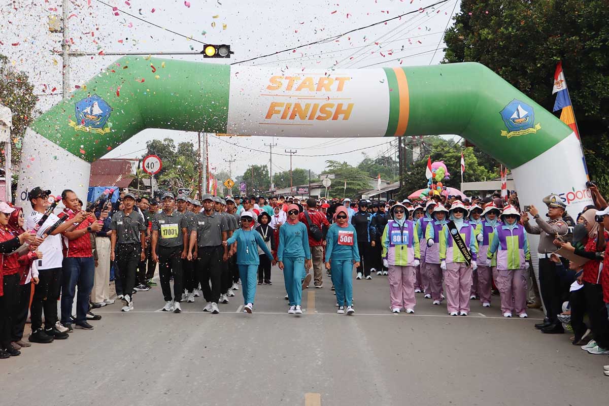 Semangat Hari Kemerdekaan, Ribuan Peserta Ikut Gerak Jalan Tri Lomba Juang di Bintan