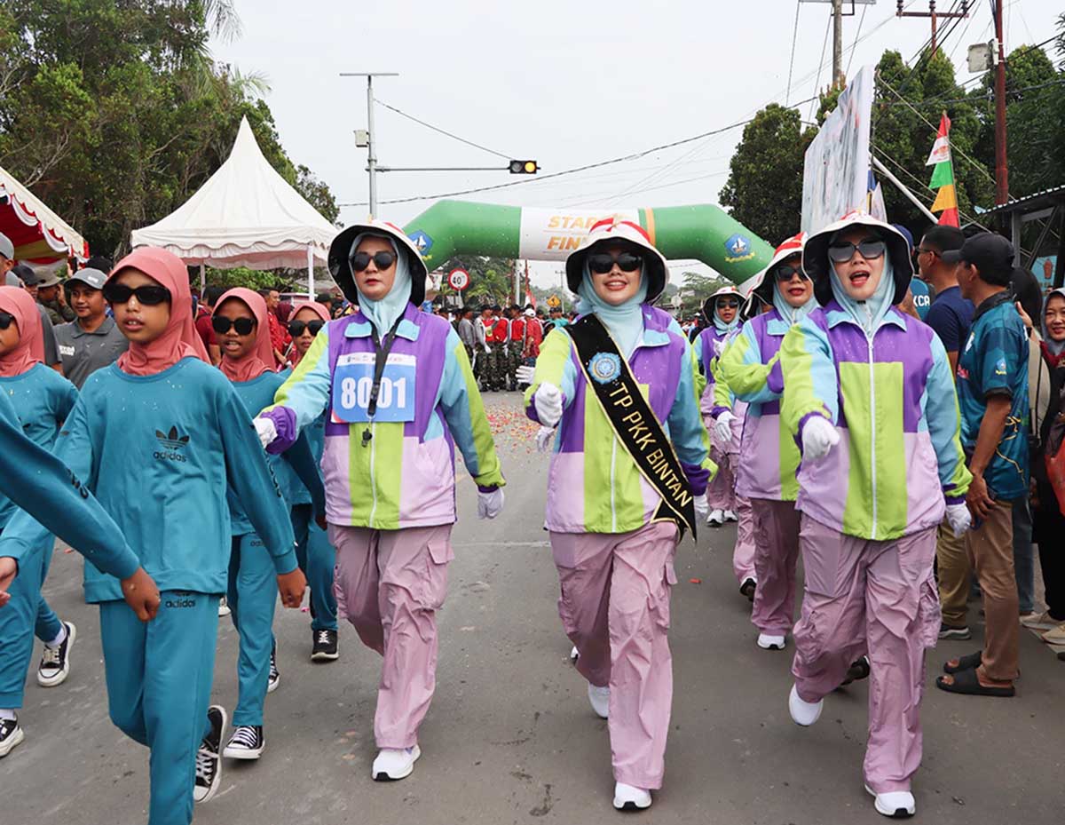 Ketua PKK Bintan Turun di Gerak Jalan 8 Km, Begini Aksi Kompaknya