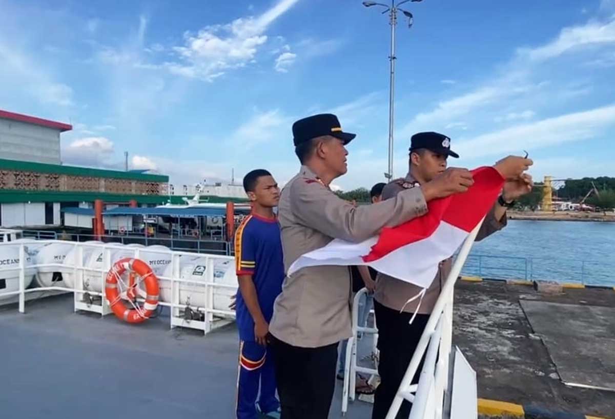 Sambut HUT RI ke-80, Polsek Pelabuhan Tanjungpinang Bagikan Bendera ke Penambang dan Supir Lori