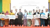 Gubernur Ansar Serahkan Bantuan untuk Warga Batam, dari UMKM hingga Beasiswa