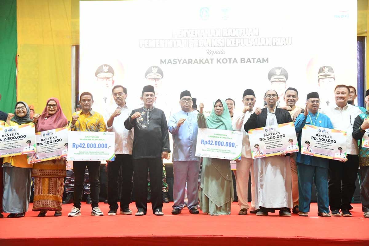 Gubernur Ansar Serahkan Bantuan untuk Warga Batam, dari UMKM hingga Beasiswa