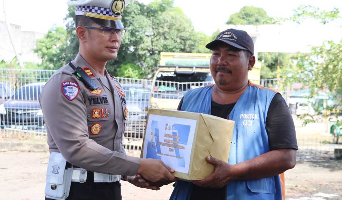 Satlantas Polres Bintan Bagikan Sembako Lewat Program Polantas Menyapa