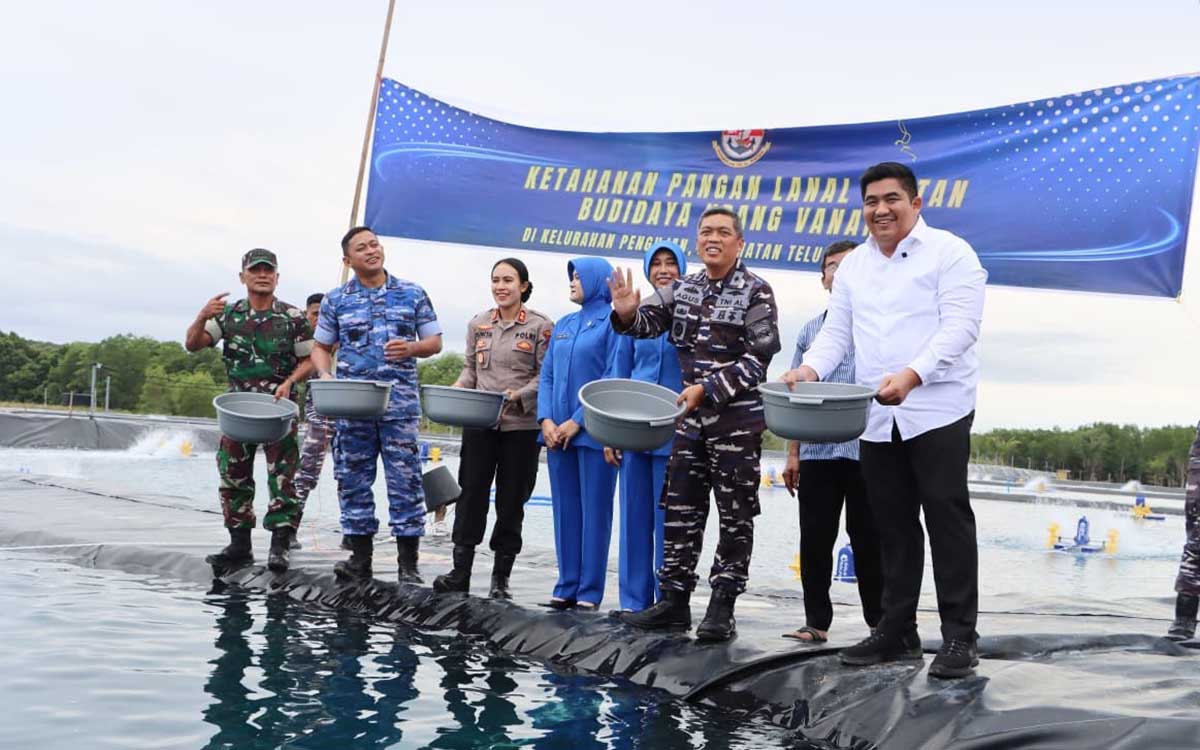 Bupati Roby Tabur Benih Udang Vaname di Tambak Lanal Bintan, Panen Ditargetkan 4,2 Ton