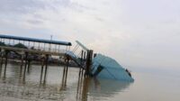 Penampakan ponton kedatangan pelabuhan penumpang antar pulau Selat Beliah, Kecamatan Kundur Barat, Karimun ambruk dan tenggelam,.