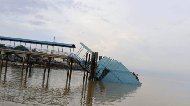 Penampakan ponton kedatangan pelabuhan penumpang antar pulau Selat Beliah, Kecamatan Kundur Barat, Karimun ambruk dan tenggelam,.