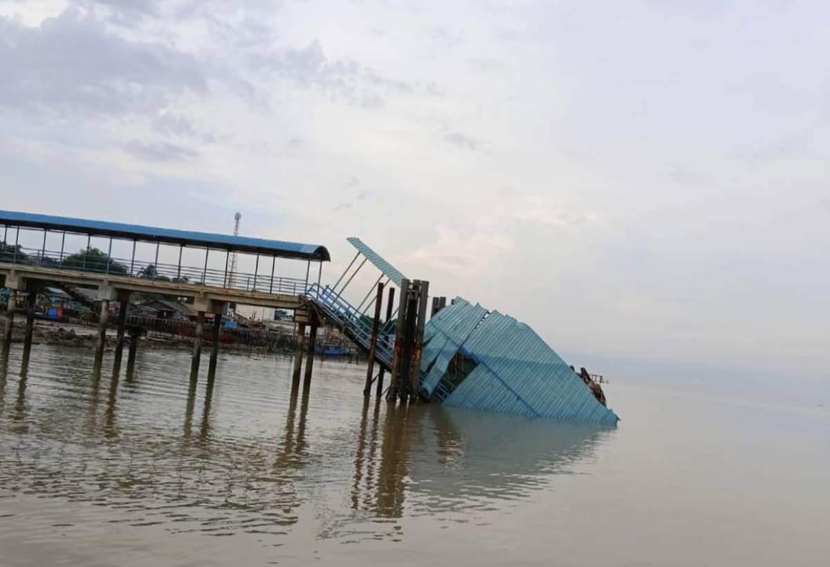 Penampakan ponton kedatangan pelabuhan penumpang antar pulau Selat Beliah, Kecamatan Kundur Barat, Karimun ambruk dan tenggelam,.