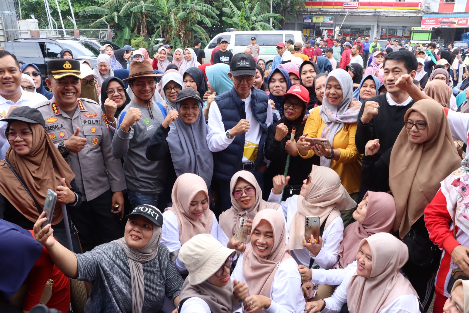 Polresta Barelang dan Warga Baloi Permai Gelar Gotong Royong Bersama Walikota Batam