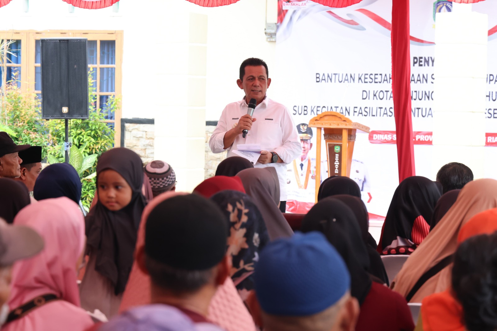 Gubernur Ansar Serahkan 1.350 Paket Sembako untuk Warga Tanjungpinang