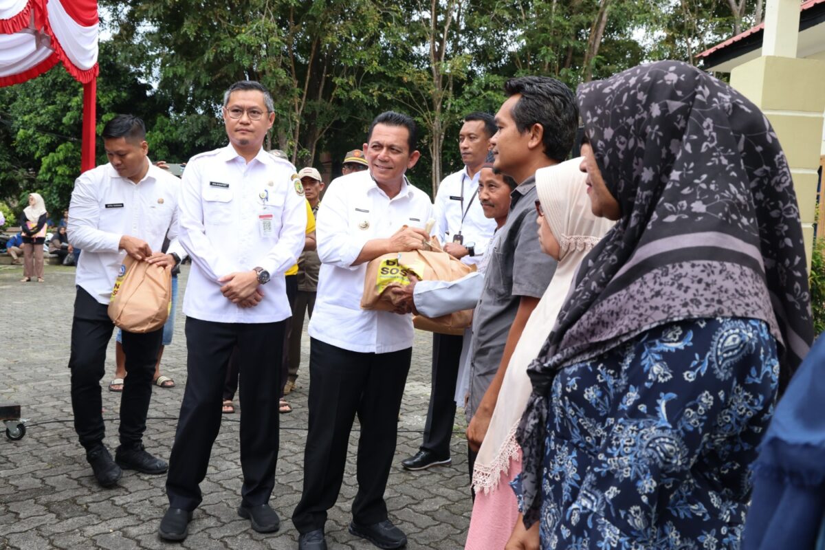 Gubernur Ansar Serahkan 1.350 Paket Sembako untuk Warga Tanjungpinang