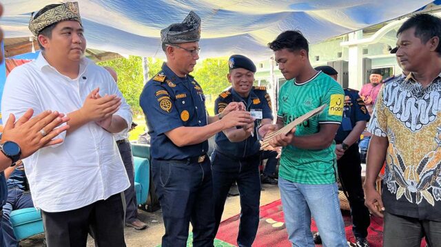 Nelayan Pulau Pangkil Dapat Bantuan Life Jacket dan E-Pass
