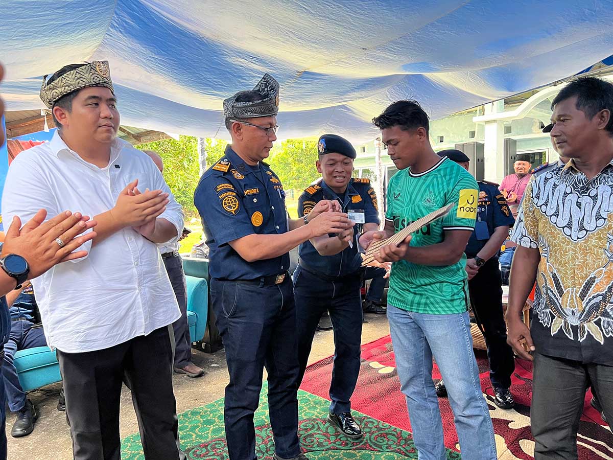 Nelayan Pulau Pangkil Dapat Bantuan Life Jacket dan E-Pass