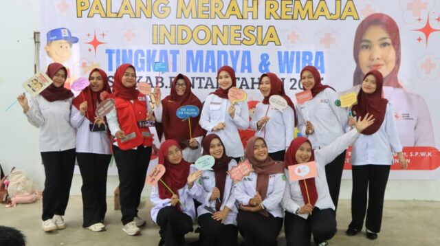 Hafizha Rahmadhani Kukuhkan 200 Anggota Palang Merah Remaja