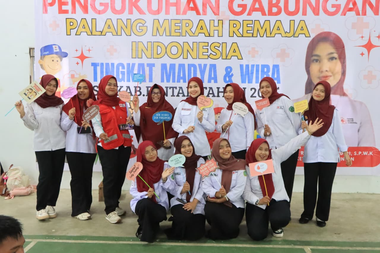 Hafizha Rahmadhani Kukuhkan 200 Anggota Palang Merah Remaja
