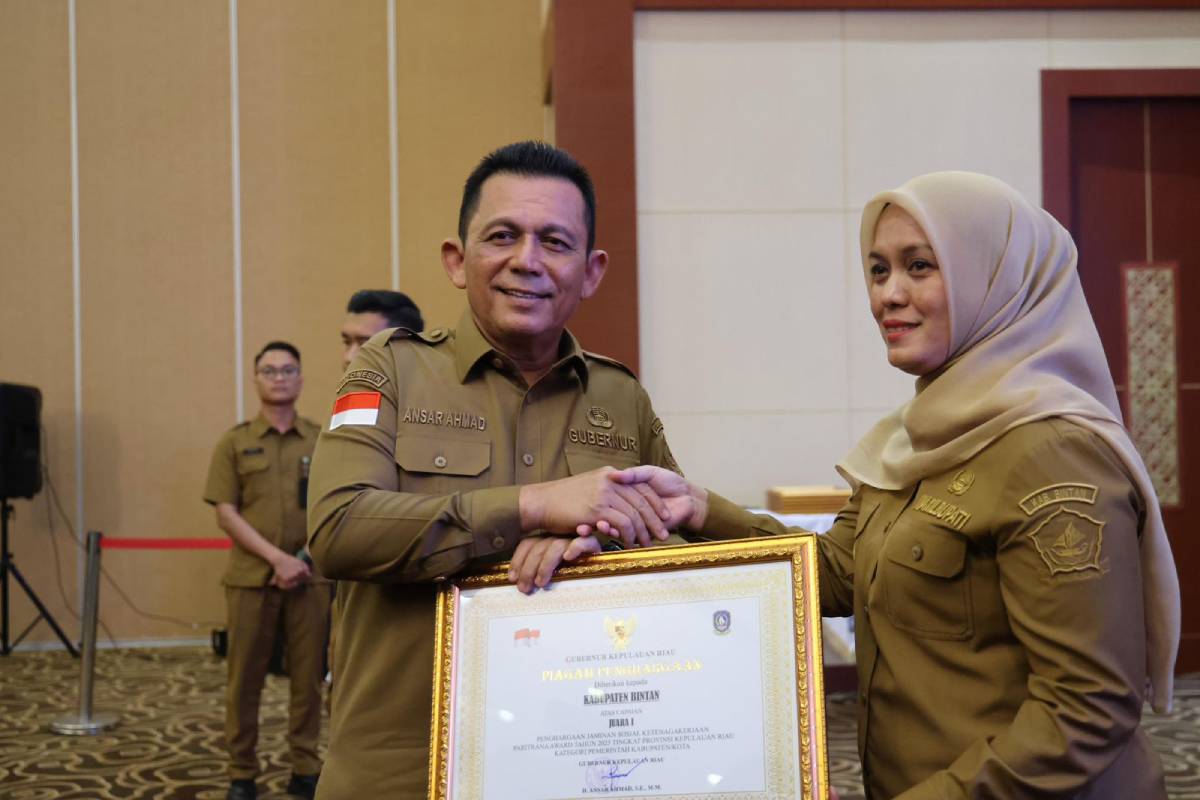 Gubernur Ansar Serahkan Penghargaan Paritrana Award 2025 ke Kabupaten/Kota Terbaik.