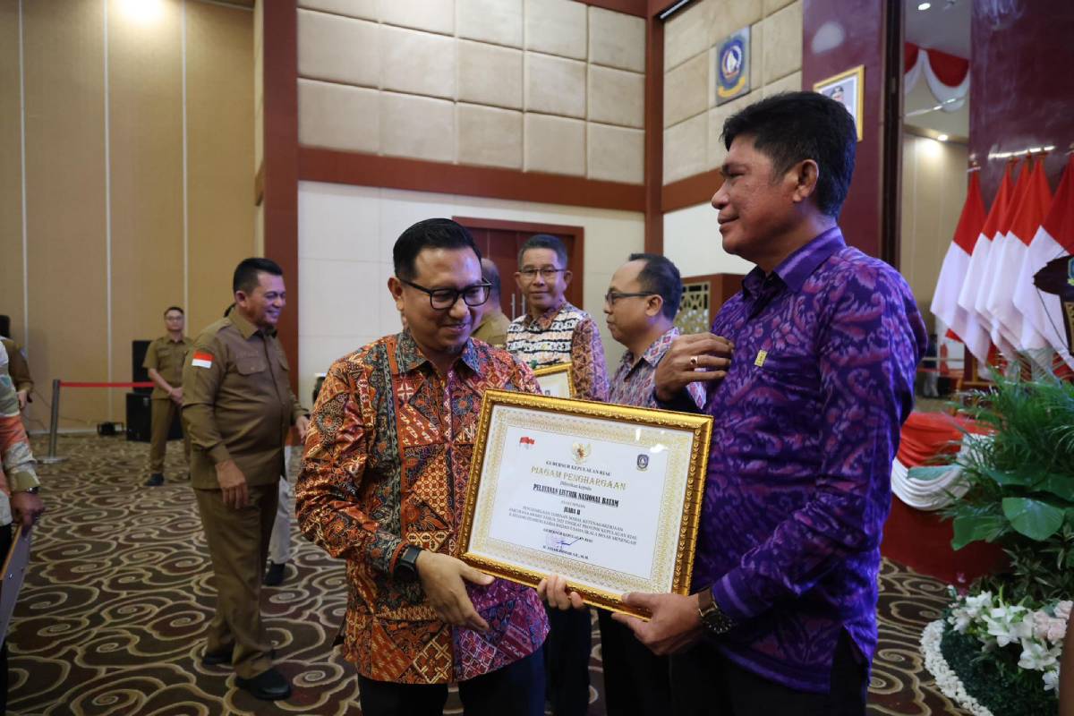 Kepala Kantor Wilayah BPJS Ketenagakerjaan Sumbar–Riau–Kepri, Hengky Rhosidien menyerahkan penghargaan..