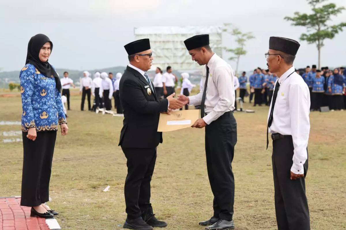 Lantik 1.499 PPPK Paruh Waktu, Wagub Nyanyang Berpesan Bekerjalah dengan Baik dan Penuh Tanggung Jawab.