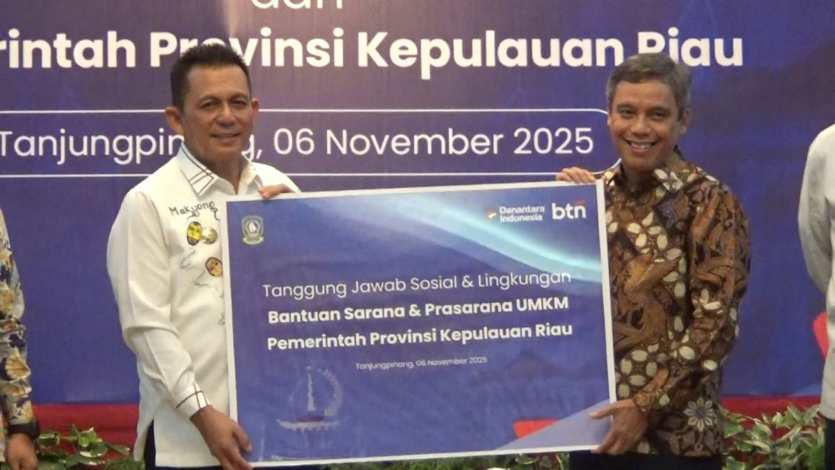 Penyerahan Tanggung Jawab Sosial dan Lingkungan (TJSL) dari Direktur Utama BTN, Nixon LP Napitupulu ke Gubenur Kepri, Ansar Ahmad.