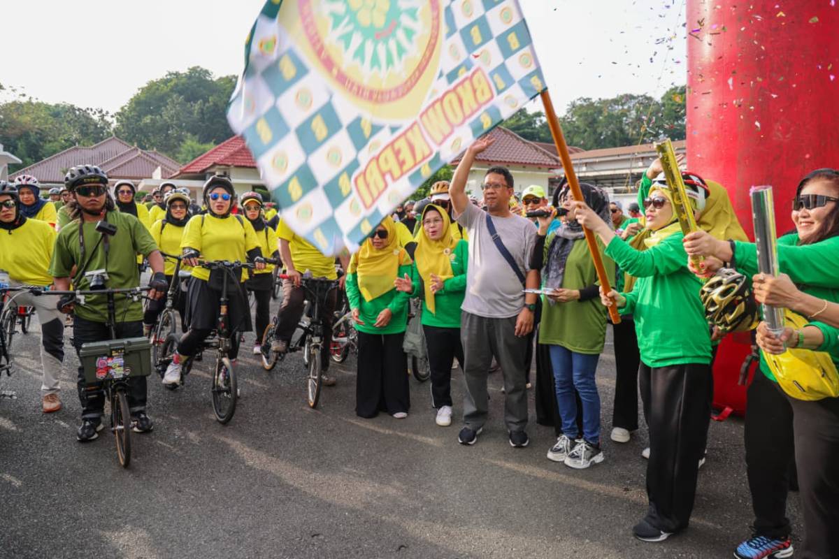 Ketua Badan Kerja Sama Organisasi Wanita (BKOW) Provinsi Kepri Neny Dwiyana Nyanyang, lepas peserta Gowes..