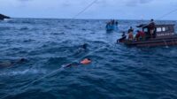 Pompong Tenggelam Usai Hantam Karang, Tiga Nelayan di Pulau Laut Berhasil Diselamatkan.