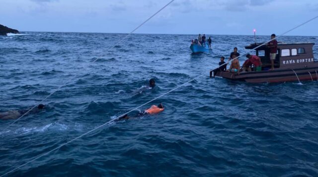 Pompong Tenggelam Usai Hantam Karang, Tiga Nelayan di Pulau Laut Berhasil Diselamatkan.