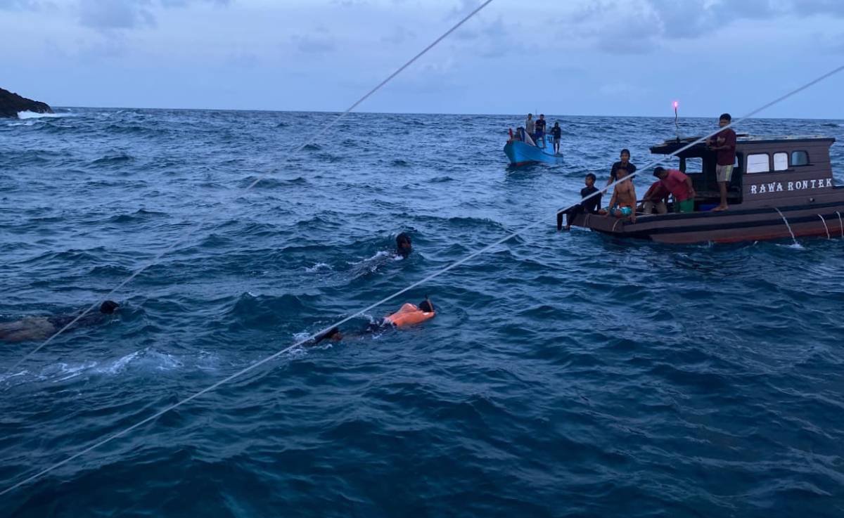 Pompong Tenggelam Usai Hantam Karang, Tiga Nelayan di Pulau Laut Berhasil Diselamatkan.